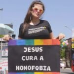 Aava Santiago desafia normas conservadoras em Goiás, gerando controvérsia ao distanciar-se da fé e do apoio da Assembleia de Deus.
