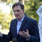 Marcelo Crivella em evento político, enfrentando condenação por abuso de poder.