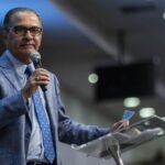 Silas Malafaia no púlpito durante um culto, refletindo sobre suas recentes polêmicas.