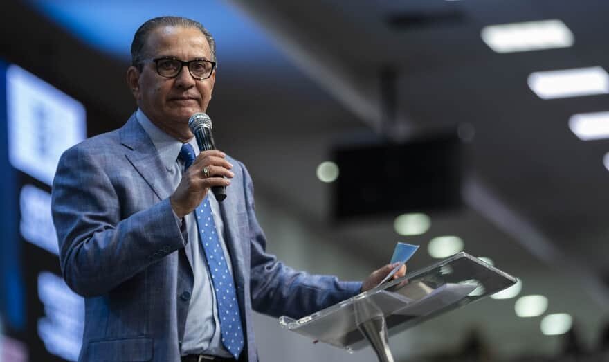 Silas Malafaia no púlpito durante um culto, refletindo sobre suas recentes polêmicas.