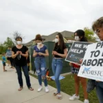 Clínica de aborto em Edimburgo com sinalização de zona de acesso seguro.
