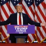 Donald Trump em seu discurso de vitória, celebrando a reeleição como presidente dos EUA, cercado por sua família e apoiadores.