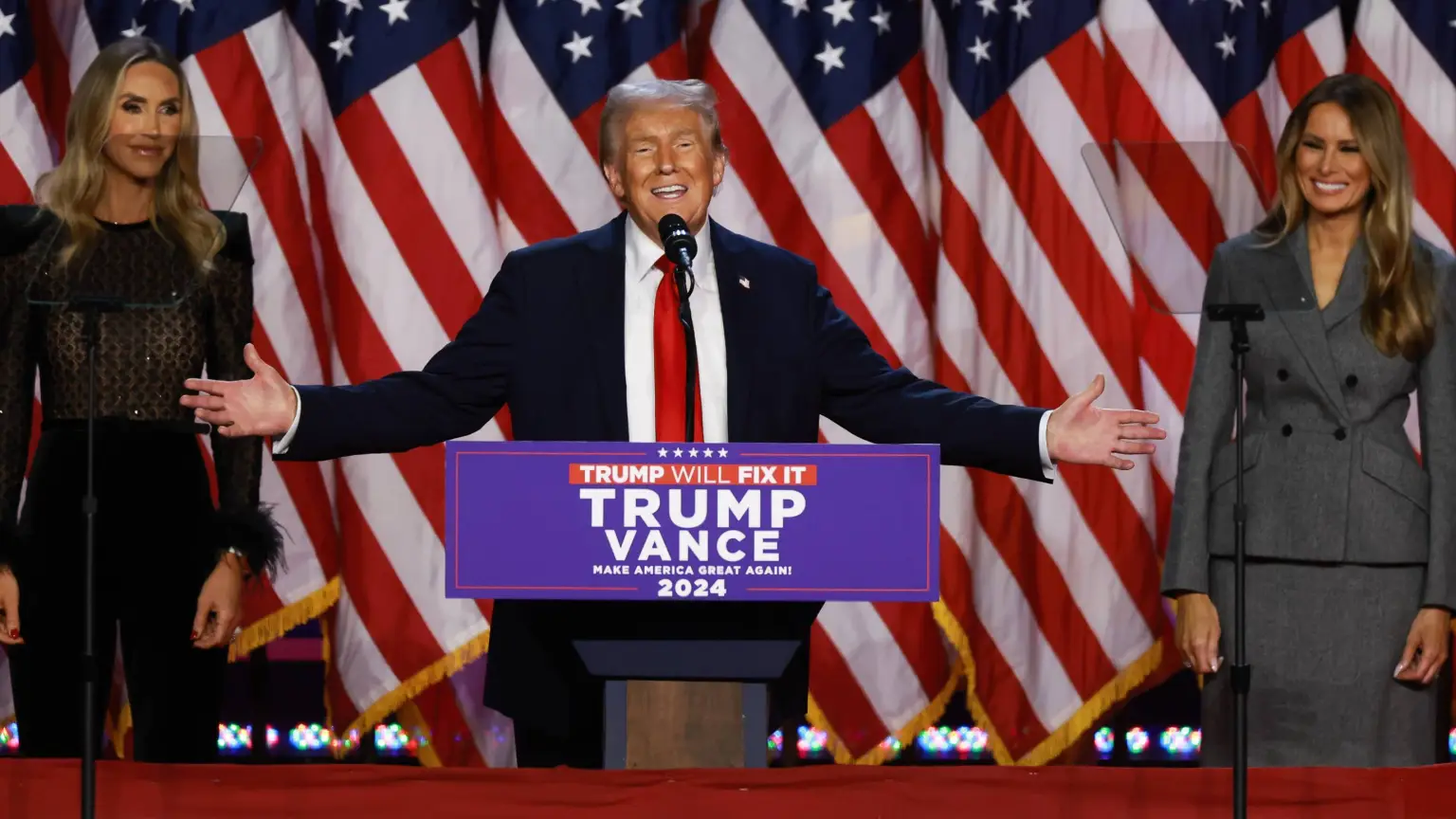 Donald Trump em seu discurso de vitória, celebrando a reeleição como presidente dos EUA, cercado por sua família e apoiadores.