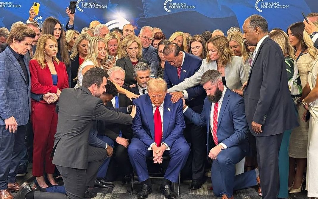 Líderes evangélicos celebram a vitória de Donald Trump, destacando a influência das orações e a mobilização cristã nas eleições de 2024.