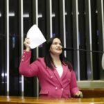 Michele Collins apresentando o Projeto de Lei que permite cultos em escolas durante sessão na Câmara dos Deputados.