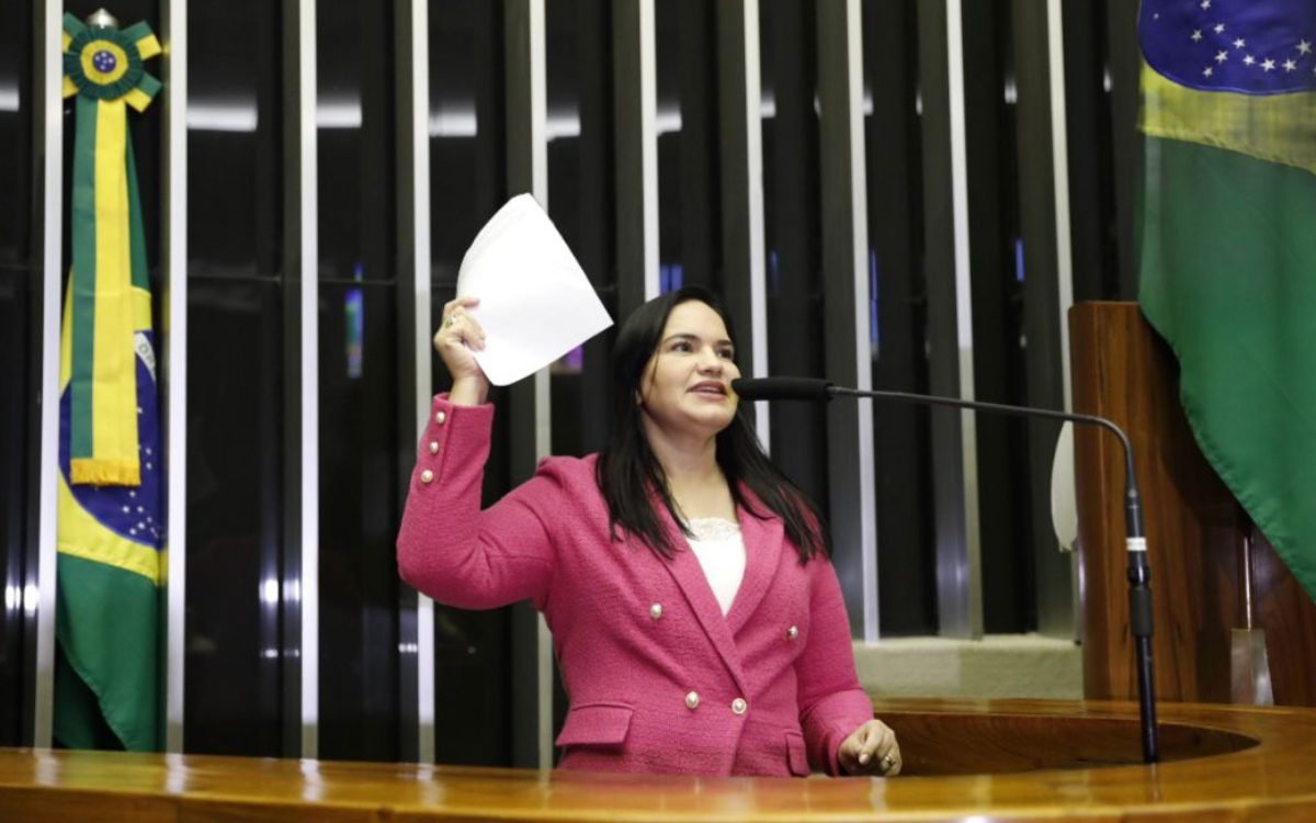 Michele Collins apresentando o Projeto de Lei que permite cultos em escolas durante sessão na Câmara dos Deputados.