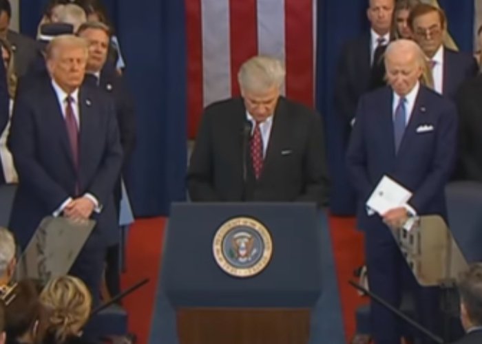 Franklin Graham orando por Donald Trump durante sua posse como presidente dos EUA Foto Redes Sociais