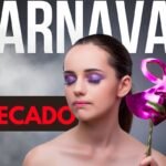 Mulher com olhos fechados segurando uma máscara de carnaval roxa, com a frase 'Carnaval é Pecado' ao fundo