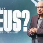 Pastor Ricardo Carvalho pregando sobre "Onde Está Deus?" em culto na Igreja Mananciais.
