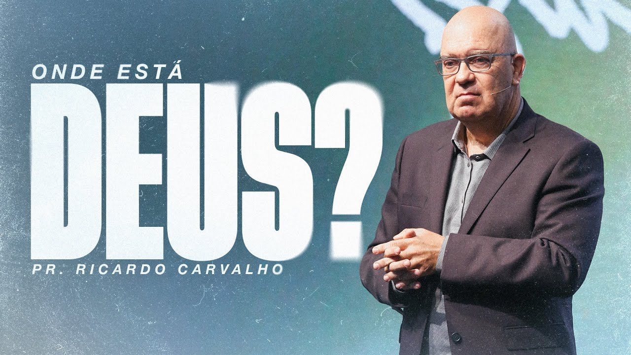 Pastor Ricardo Carvalho pregando sobre "Onde Está Deus?" em culto na Igreja Mananciais.