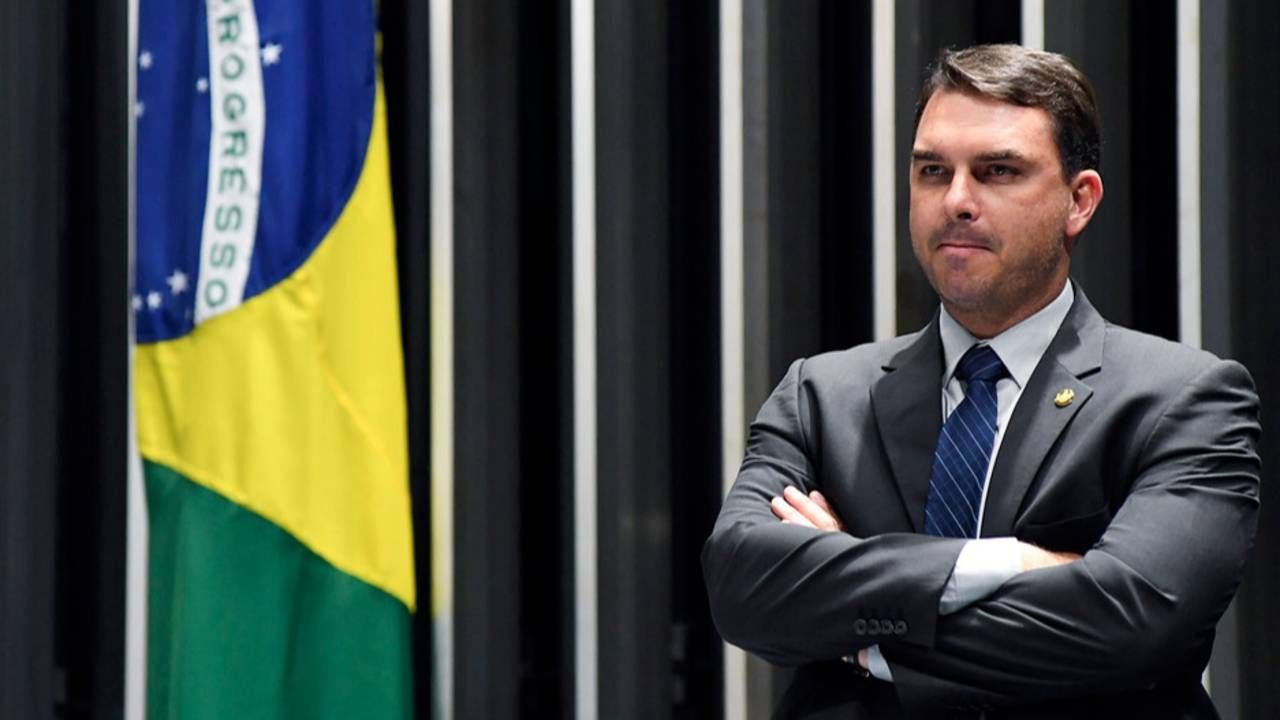 Flávio Bolsonaro cobra Alcolumbre por defesa a Alexandre de Moraes - Imagem do artigo original