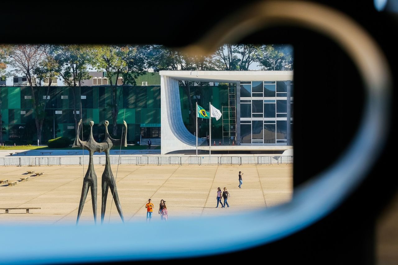 Praça dos Três Poderes é isolada com grades e permanece fechada ao público em Brasília 4 Praça dos Três Poderes é isolada com grades e permanece fechada ao público em Brasília - Imagem do artigo original