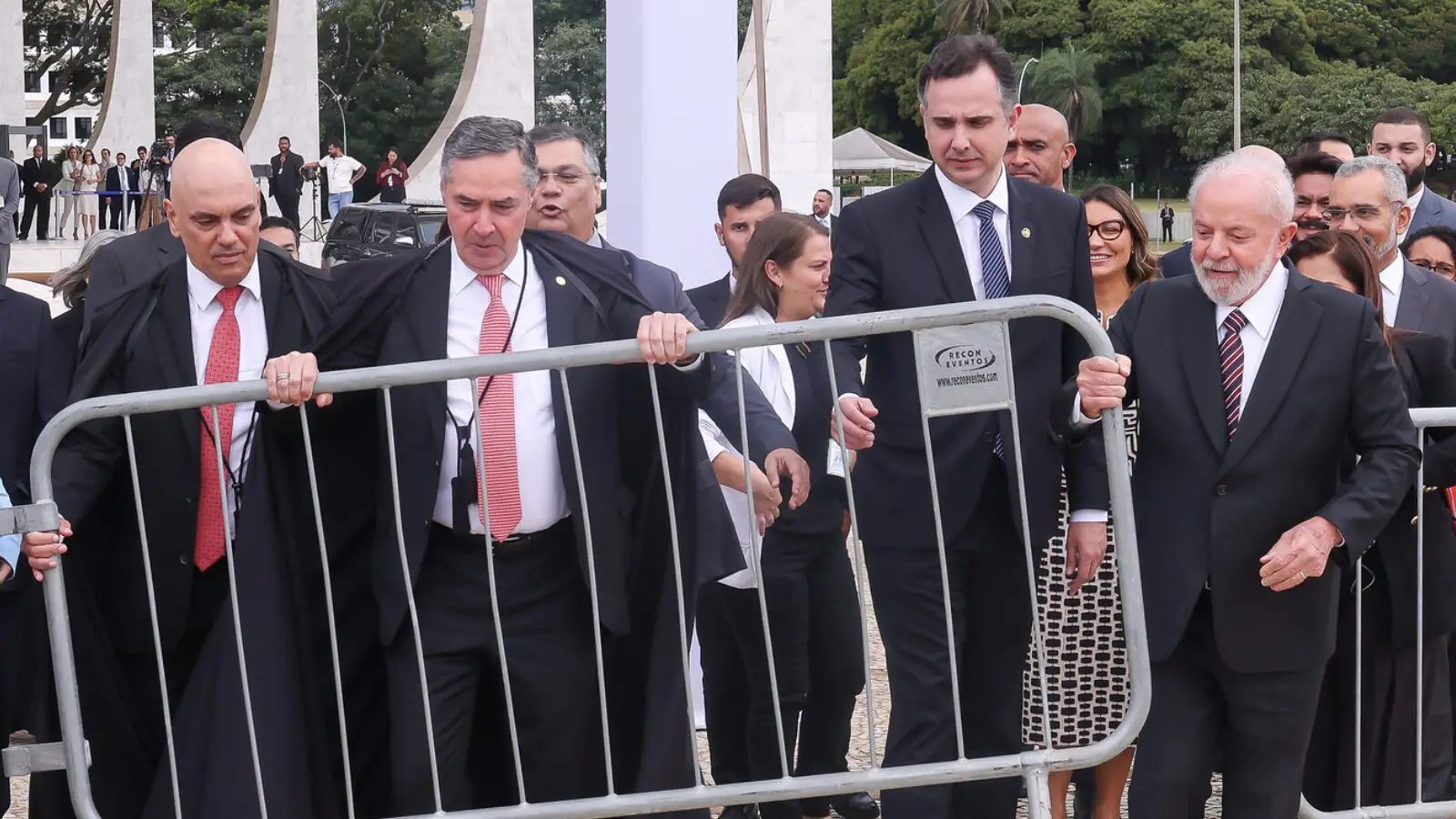 STF volta a erguer grades na Praça dos Três Poderes 541 dias após ato que celebrou “normalidade democrática” 4 STF volta a erguer grades na Praça dos Três Poderes 541 dias após ato que celebrou “normalidade democrática” - Imagem do artigo original