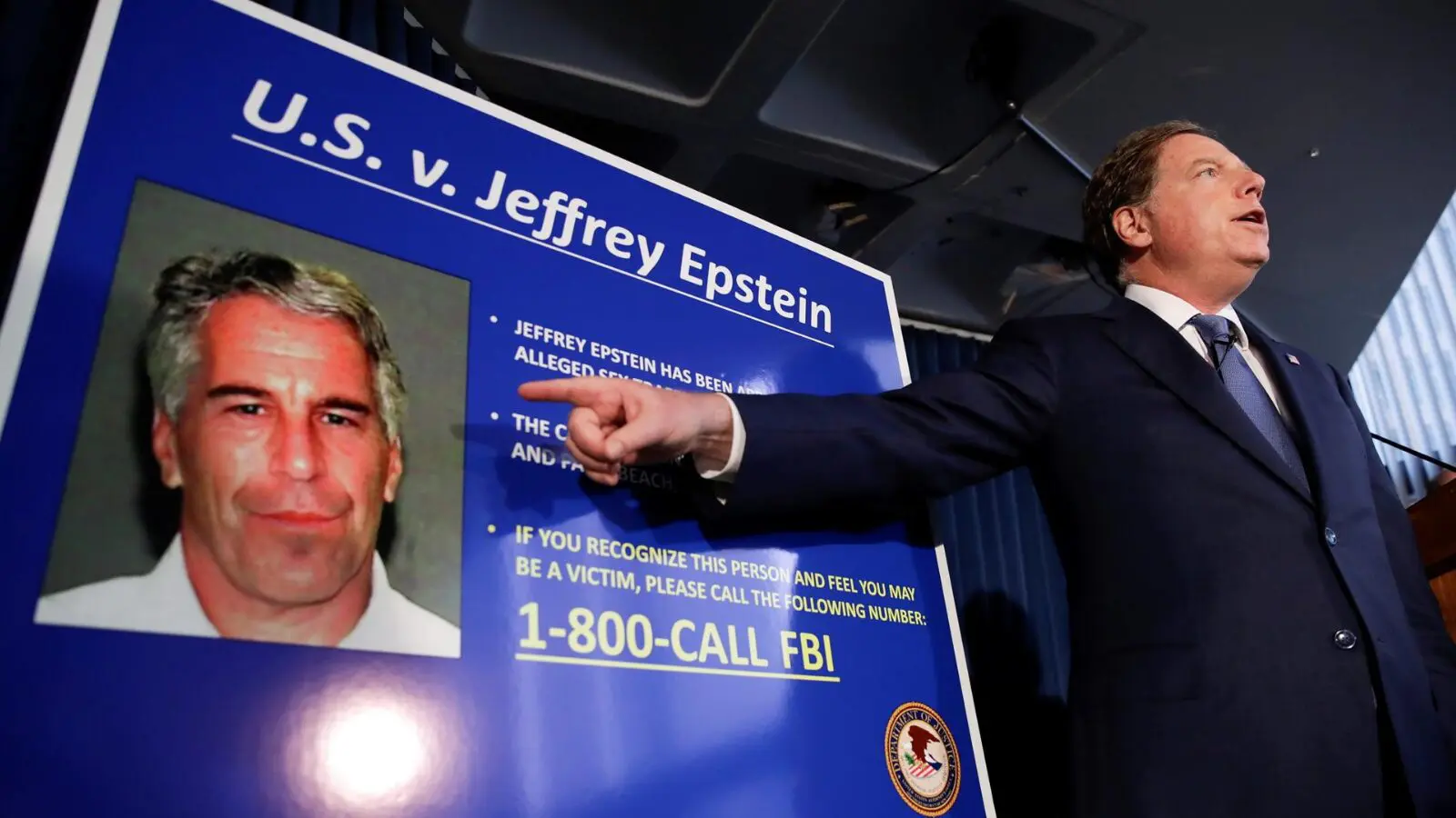 Irmão de Jeffrey Epstein contesta versão oficial e afirma que financista não se suicidou 4 Irmão de Jeffrey Epstein contesta versão oficial e afirma que financista não se suicidou - Imagem do artigo original