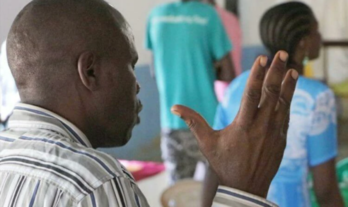 Convertido ao cristianismo é assassinado por familiares muçulmanos enquanto orava em casa no leste de Uganda - Imagem do artigo original