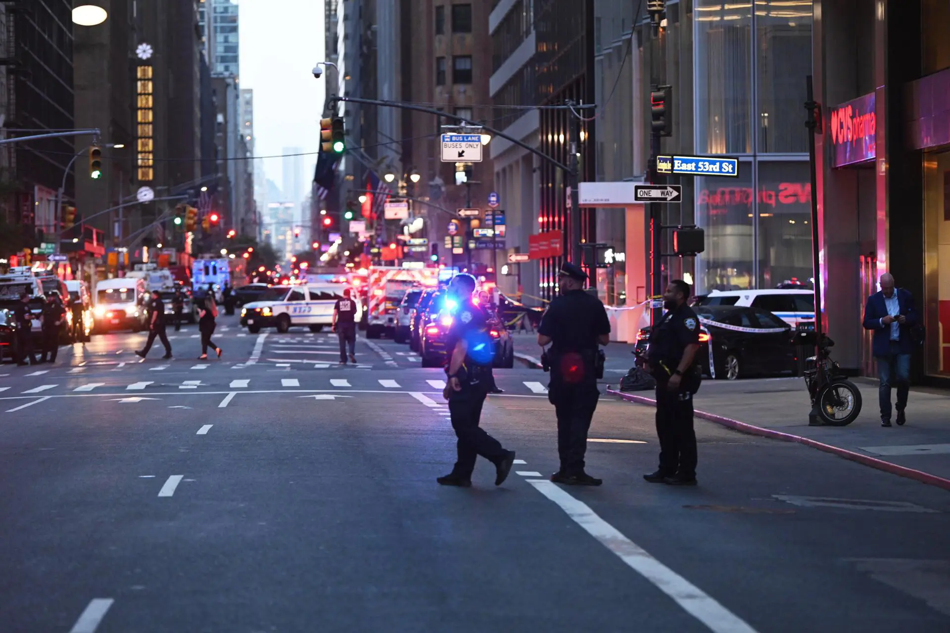 Ataque a tiros em Manhattan deixa cinco mortos, entre eles um policial e o atirador 4 Ataque a tiros em Manhattan deixa cinco mortos, entre eles um policial e o atirador - Imagem do artigo original