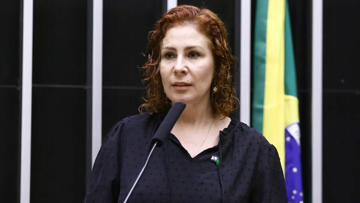 Deputadas propõem homenagem a deputado italiano que apontou localização de Carla Zambelli 4 Deputadas propõem homenagem a deputado italiano que apontou localização de Carla Zambelli - Imagem do artigo original