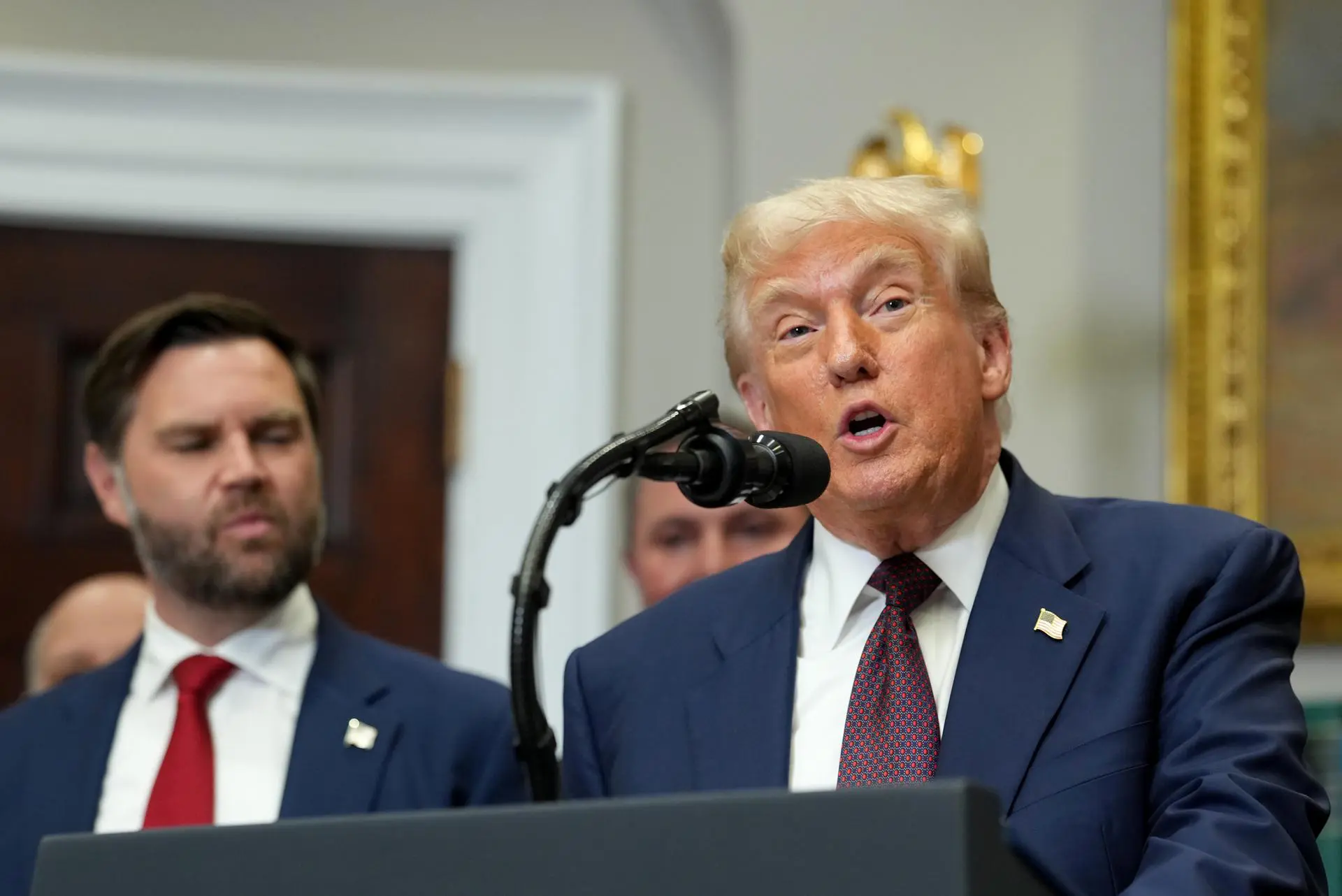 Trump impõe prazo de 60 dias a 17 farmacêuticas para reduzir preços de novos medicamentos nos EUA - Imagem do artigo original