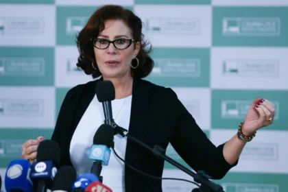 Carla Zambelli se declara exilada política na Itália e agradece apoio de Flávio Bolsonaro 12 rss featured 14328 1753576071