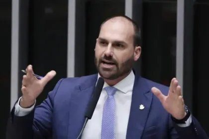 Eduardo Bolsonaro diz que punição dos EUA a envolvidos no Mais Médicos mostra que “ninguém está imune” 21 Eduardo Bolsonaro 1 712x370.jpg