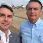 Flavio e Jair Bolsonaro 1 712x370.jpg