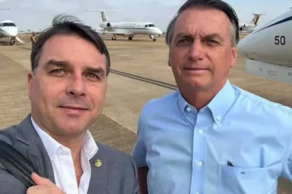 Flávio Bolsonaro homenageia o pai no Dia dos Pais e reclama de veto a fotos nas redes 24 Flavio e Jair Bolsonaro 1 712x370.jpg