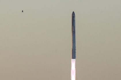 Starship completa 10º voo-teste, entrega carga e incendeia-se ao pousar no Índico 12 ocrente 1756315654