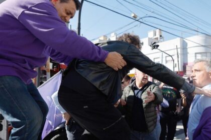 Caravana de Milei em Lomas de Zamora é suspensa após ataque com pedras 27 ocrente 1756335463