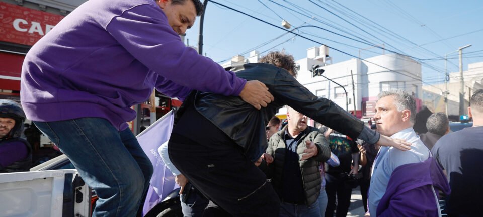 Caravana de Milei em Lomas de Zamora é suspensa após ataque com pedras 4 Caravana de Milei em Lomas de Zamora é suspensa após ataque com pedras - Imagem do artigo