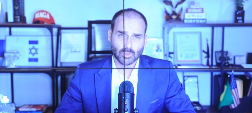 Eduardo Bolsonaro pede anistia a condenados de 8/1 e volta a atacar Moraes em audiência da Câmara 4 Eduardo Bolsonaro pede anistia a condenados de 8/1 e volta a atacar Moraes em audiência da Câmara - Imagem do artigo