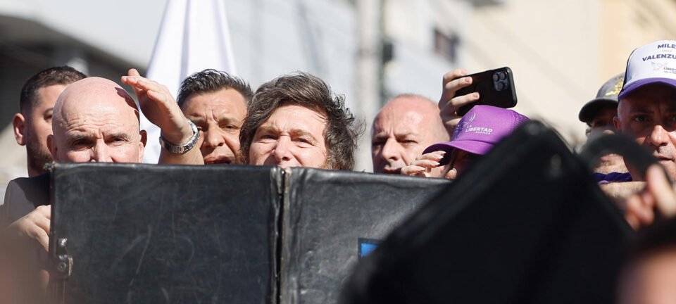 Crescem episódios de violência contra aliados de Javier Milei às vésperas das eleições na Argentina 4 Crescem episódios de violência contra aliados de Javier Milei às vésperas das eleições na Argentina - Imagem do artigo