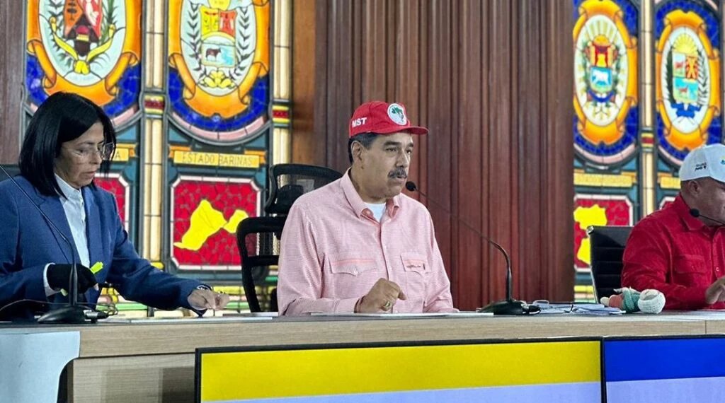 Maduro usa boné do MST durante ato público na Venezuela 4 Maduro usa boné do MST durante ato público na Venezuela - Imagem do artigo
