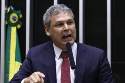 PT pede suspensão de salário e cota parlamentar de Eduardo Bolsonaro na Câmara 12 ocrente 1756503699