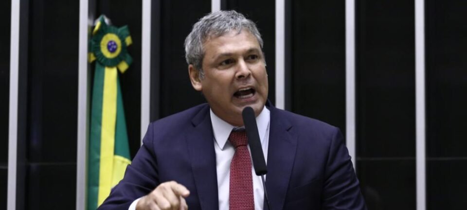 PT pede suspensão de salário e cota parlamentar de Eduardo Bolsonaro na Câmara 4 PT pede suspensão de salário e cota parlamentar de Eduardo Bolsonaro na Câmara - Imagem do artigo