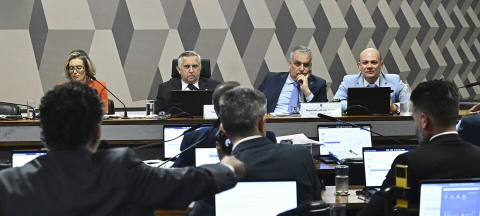 Oposição assume controle inicial da CPMI do INSS e governo vê base encolher 4 Oposição assume controle inicial da CPMI do INSS e governo vê base encolher - Imagem do artigo