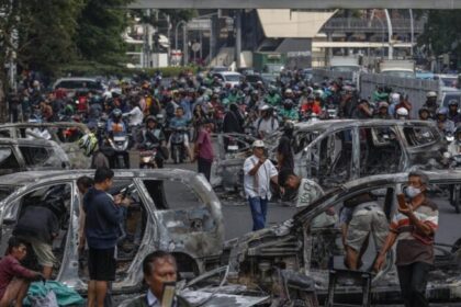 Protestos contra reajuste de 33% para deputados deixam mortos e prédios incendiados na Indonésia 12 ocrente 1756574860