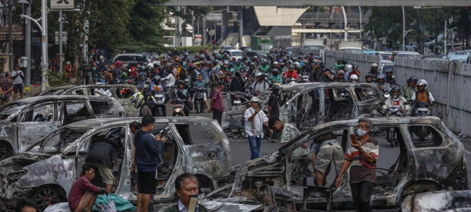 Protestos contra reajuste de 33% para deputados deixam mortos e prédios incendiados na Indonésia 4 Protestos contra reajuste de 33% para deputados deixam mortos e prédios incendiados na Indonésia - Imagem do artigo