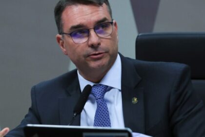Flávio Bolsonaro classifica monitoramento da casa do pai como “ilegal” e “humilhante” 15 ocrente 1756617095