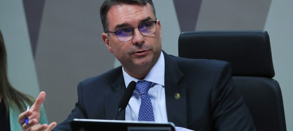 Flávio Bolsonaro classifica monitoramento da casa do pai como “ilegal” e “humilhante” 4 Flávio Bolsonaro classifica monitoramento da casa do pai como “ilegal” e “humilhante” - Imagem do artigo