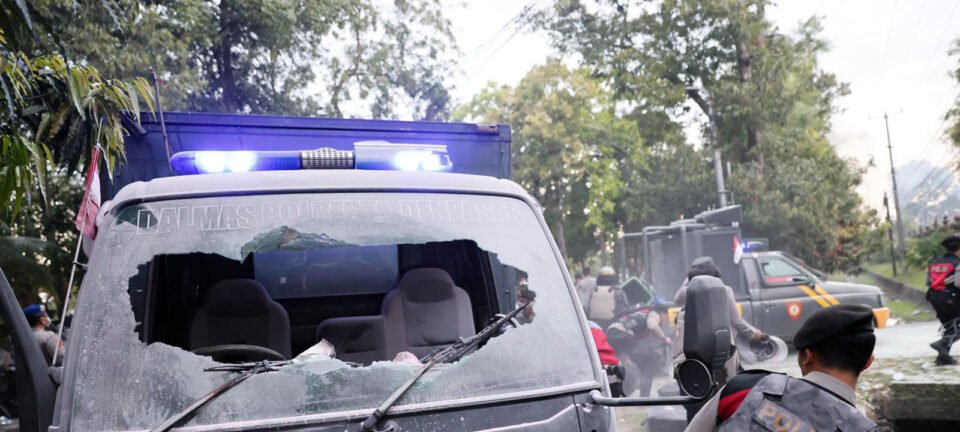 Presidente indonésio chama atos violentos contra aumento salarial de deputados de “terrorismo” 4 Presidente indonésio chama atos violentos contra aumento salarial de deputados de “terrorismo” - Imagem do artigo
