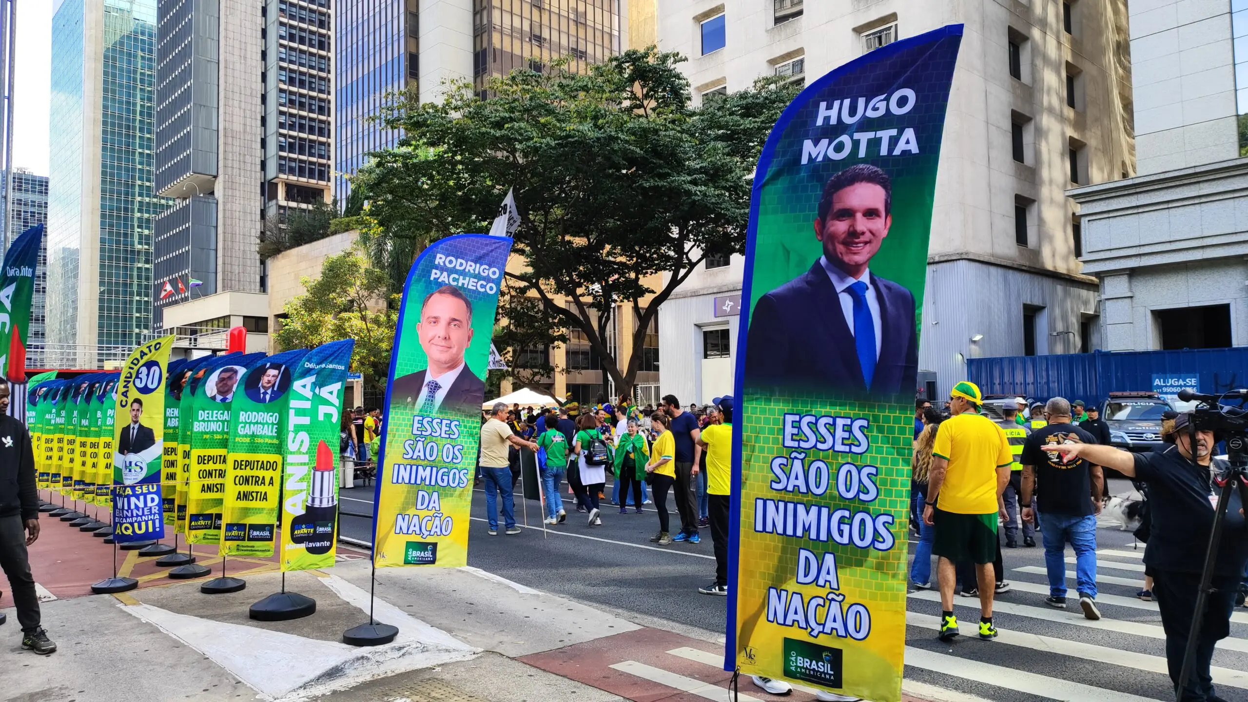 Manifestantes vaiam Hugo Motta na Avenida Paulista e o chamam de “inimigo da nação” - Imagem do artigo original