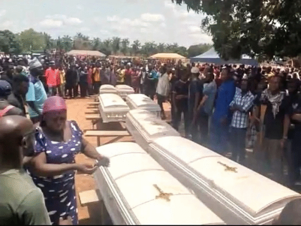 Deslocados bloqueiam rodovia na Nigéria após massacre que deixou mais de 200 cristãos mortos 3 Deslocados bloqueiam rodovia na Nigéria após massacre que deixou mais de 200 cristãos mortos - Imagem do artigo original