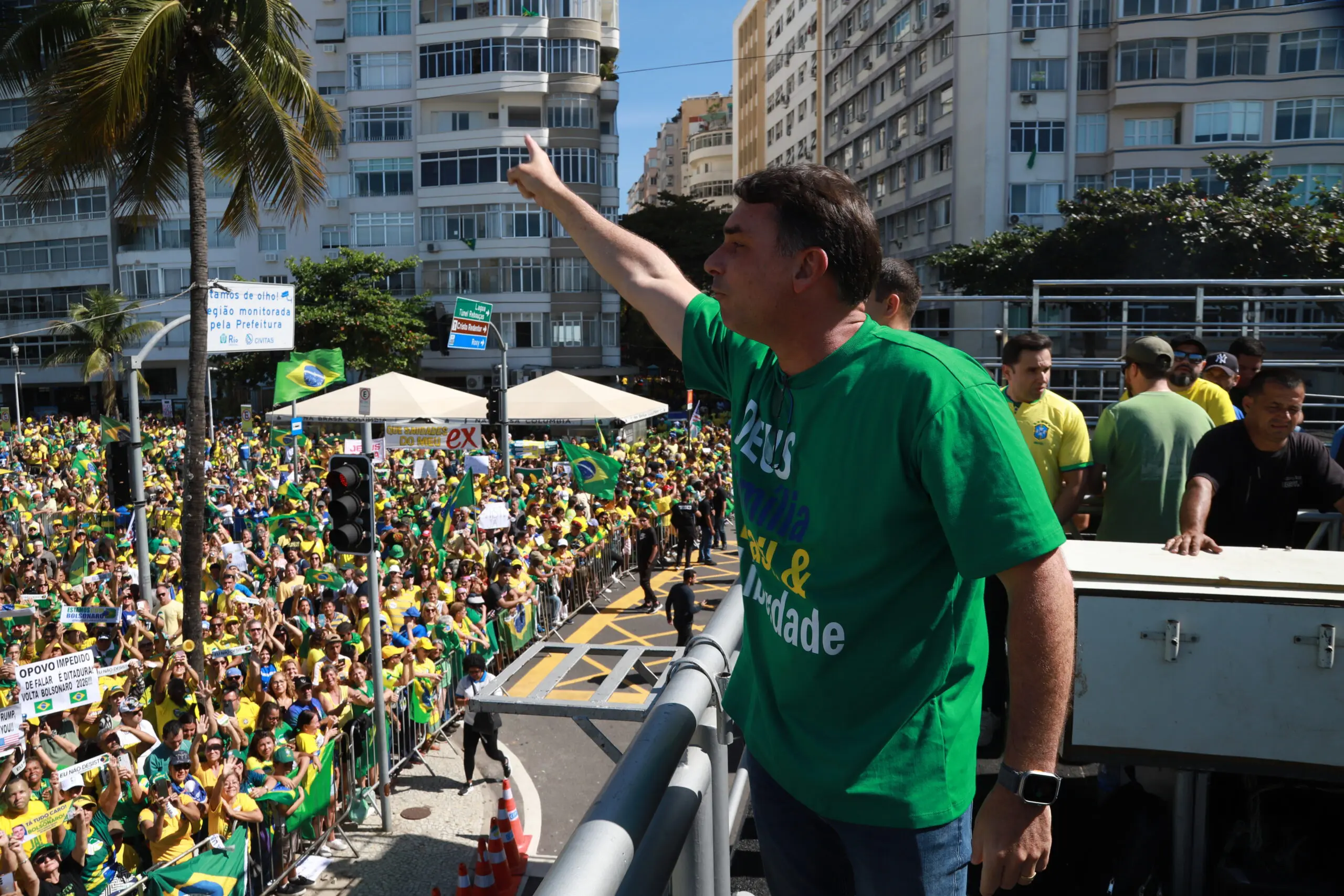 Moraes impõe prisão domiciliar 24 h a Bolsonaro e aponta cinco publicações como prova de infração - Imagem do artigo original