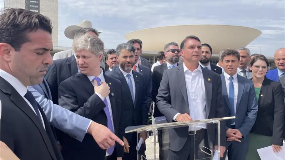 Oposição apresenta “pacote da paz” e ameaça obstruir votações após prisão domiciliar de Bolsonaro 4 Oposição apresenta “pacote da paz” e ameaça obstruir votações após prisão domiciliar de Bolsonaro - Imagem do artigo original