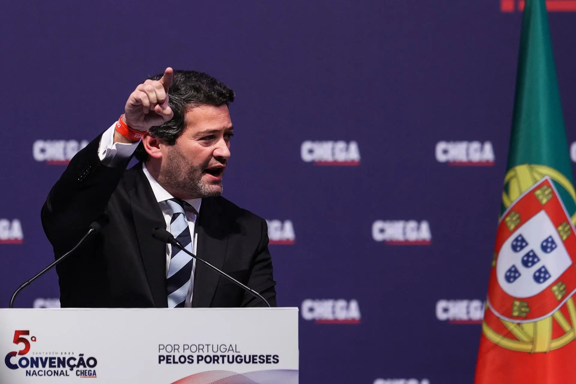 Líder do Chega chama prisão de Bolsonaro de ataque à democracia e quer impedir entrada de Moraes em Portugal 4 Líder do Chega chama prisão de Bolsonaro de ataque à democracia e quer impedir entrada de Moraes em Portugal - Imagem do artigo original
