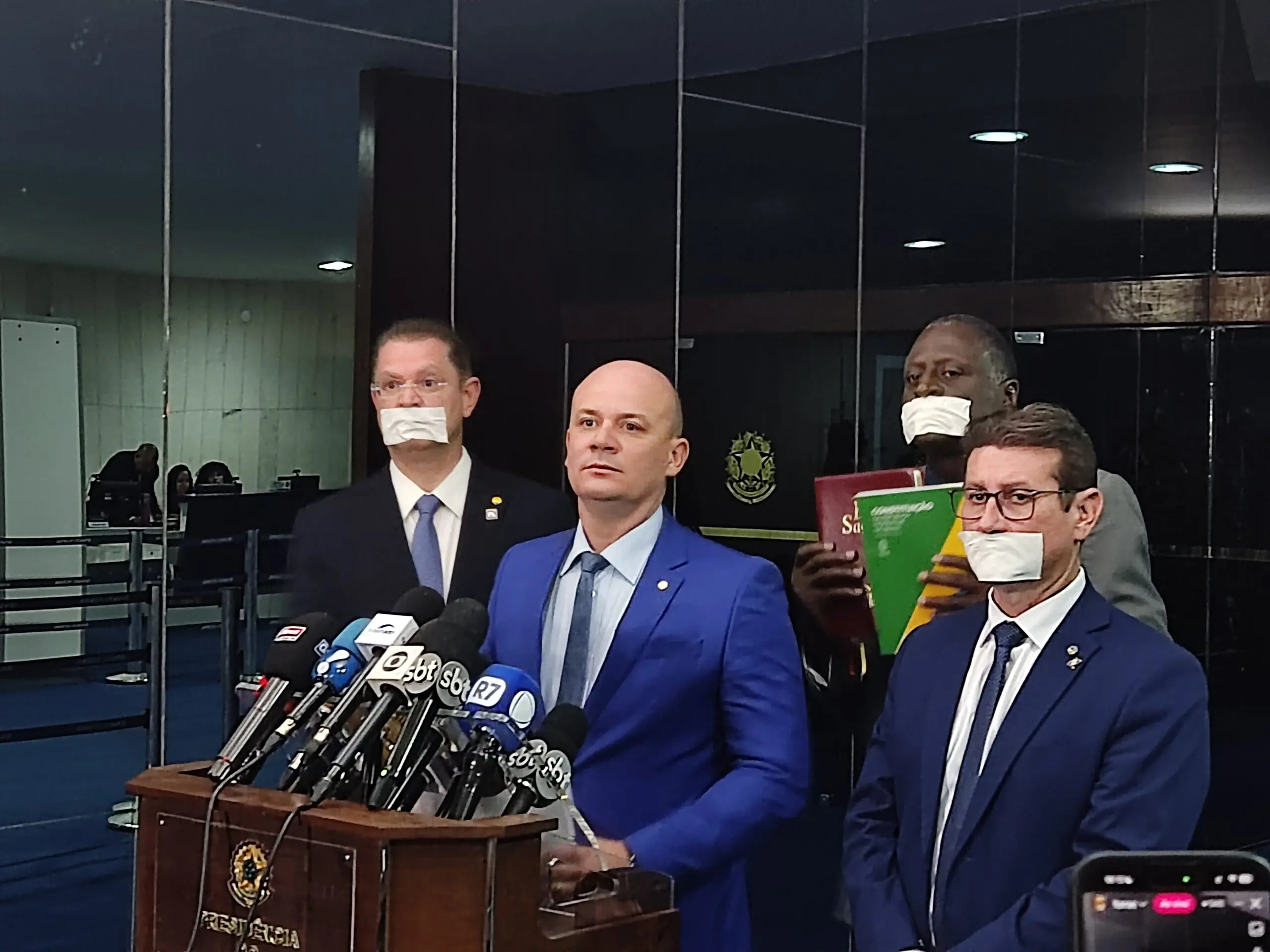 Deputados do PL protocolam no Senado pedido de impeachment contra Alexandre de Moraes 4 Deputados do PL protocolam no Senado pedido de impeachment contra Alexandre de Moraes - Imagem do artigo original