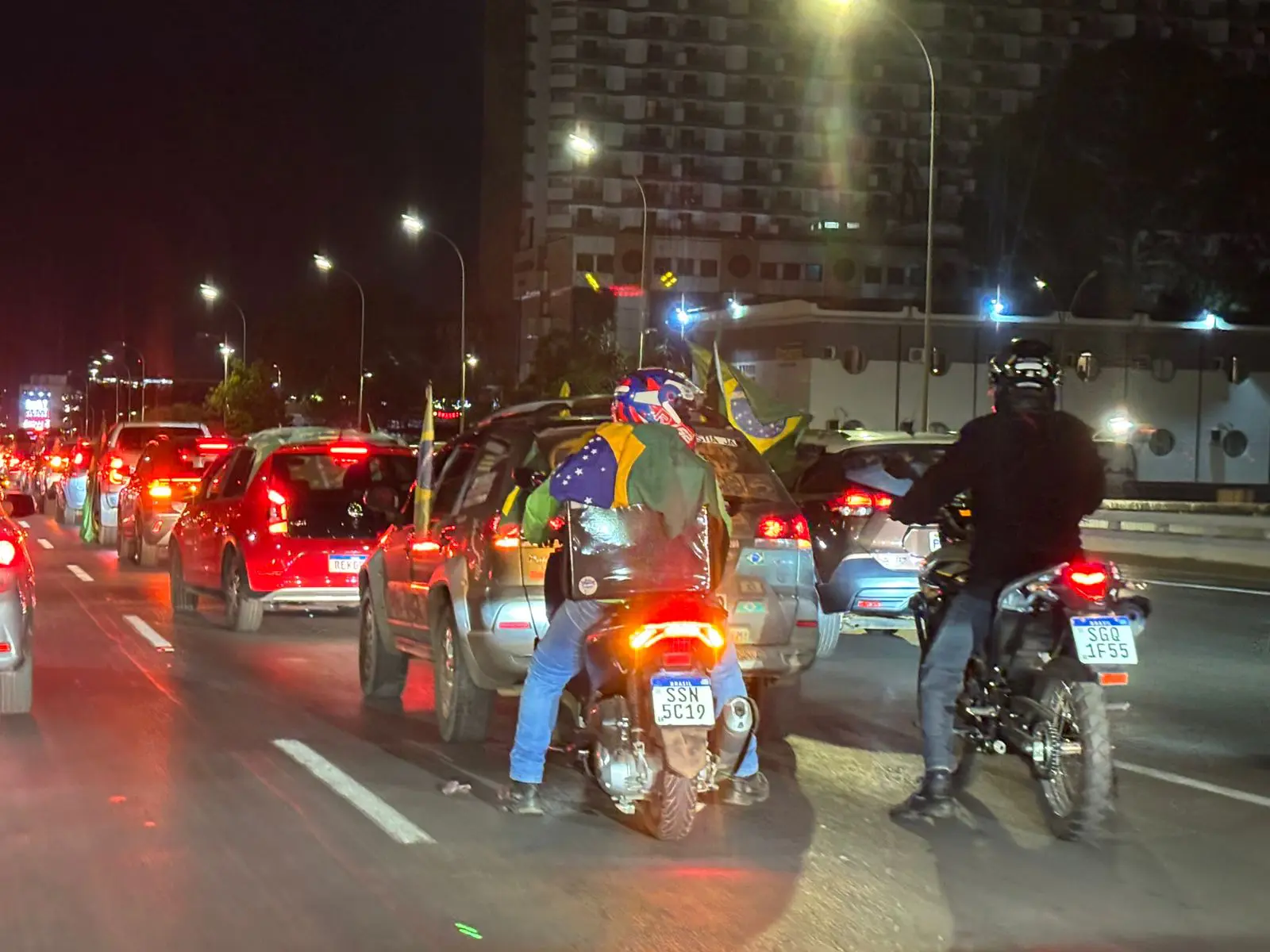 Protesto com buzinaço pede impeachment de Moraes e liberdade para Bolsonaro em Brasília 4 Protesto com buzinaço pede impeachment de Moraes e liberdade para Bolsonaro em Brasília - Imagem do artigo original