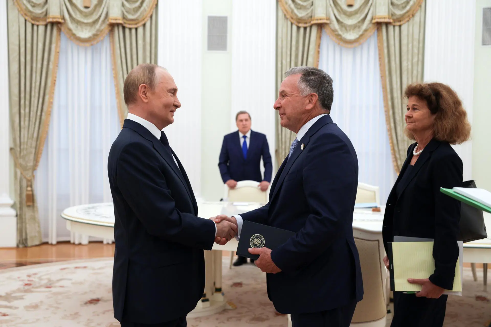 EUA mantêm aplicação de tarifas secundárias contra a Rússia após reunião de enviado com Putin - Imagem do artigo original