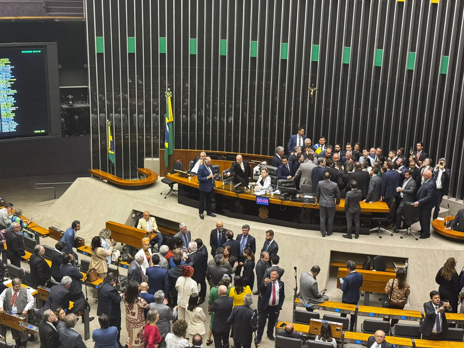 Motta tenta abrir sessão, mas é barrado por oposição que ocupa plenário da Câmara 4 Motta tenta abrir sessão, mas é barrado por oposição que ocupa plenário da Câmara - Imagem do artigo original
