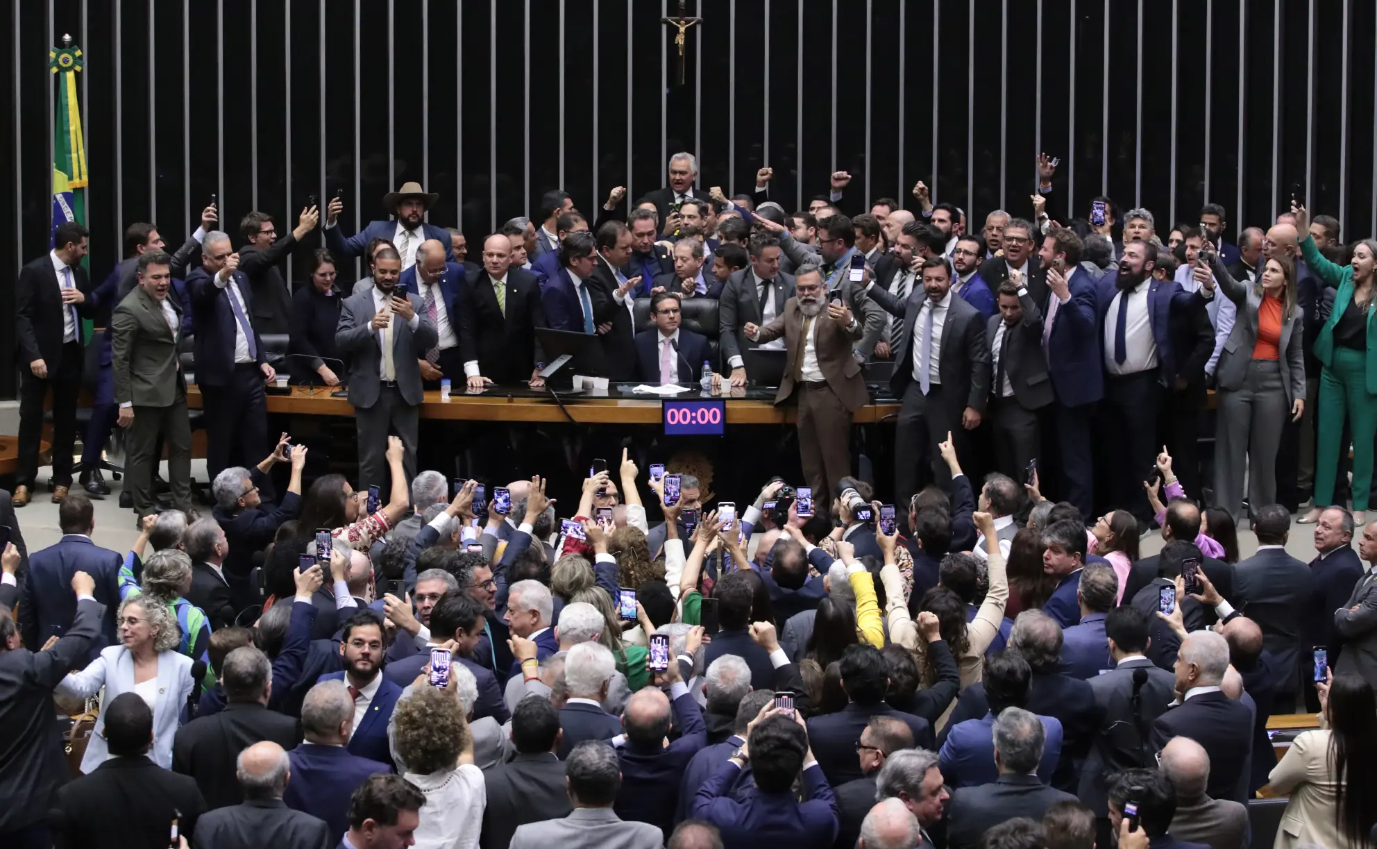 Oposição afirma ter 41 senadores e atinge maioria para início do impeachment de Alexandre de Moraes - Imagem do artigo original